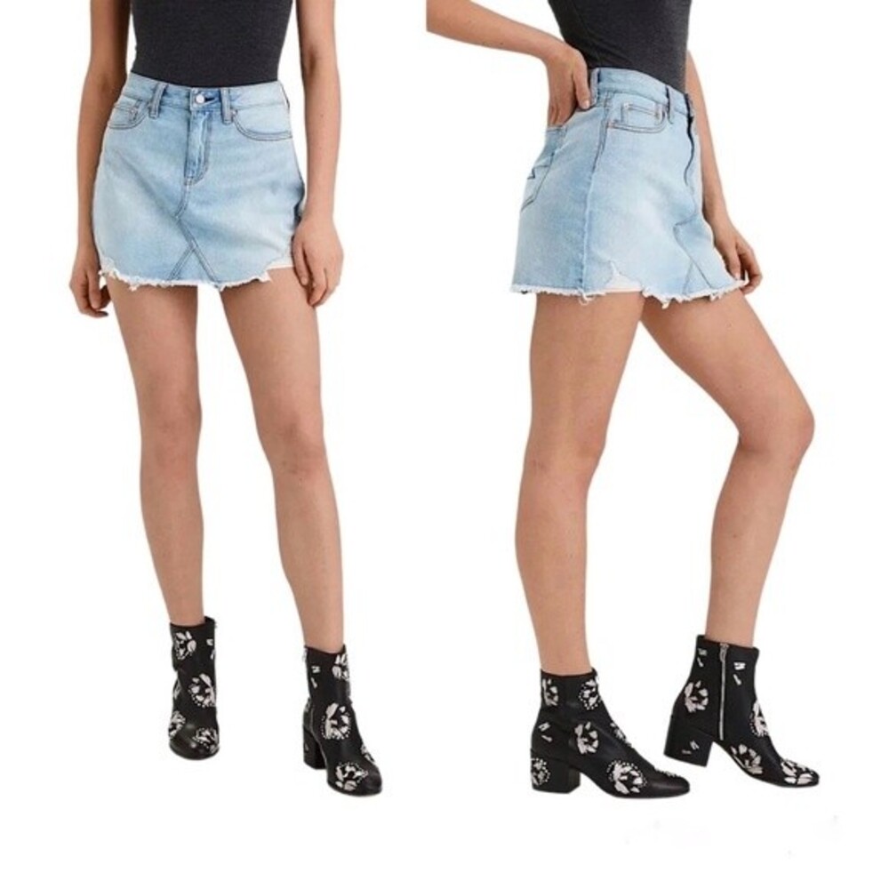 American Eagle Distressed Frayed Raw Hem Light Wash Denim Mini Skirt Size 6